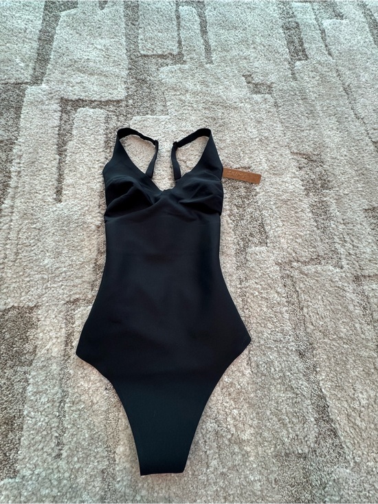 SKIMS Tops - NWT Skims Bodysuit